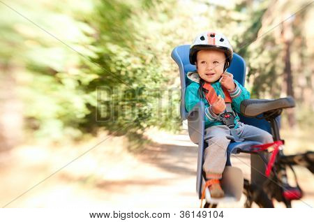 เด็กชายในจักรยานที่นั่งเด็ก