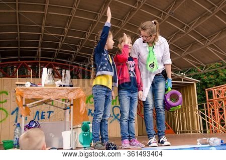 Komsomolsk-on-amur, Russia - August 27, 2018. Showing Physical And Chemical Experiments For Children