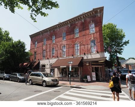 Washington Dc, Usa - June 4, 2019: Picture The Different Clothing Stores In Georgetown.
