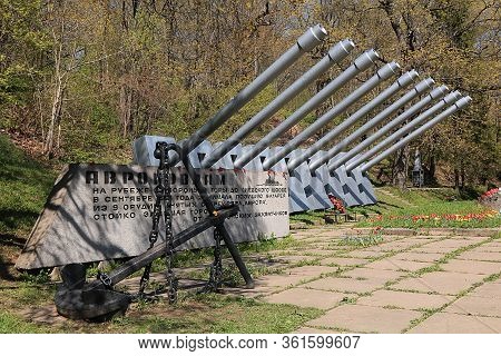 Russia, St. Petersburg, May 9, 2019.in The Photo There Is A Monument On Voronya Gora To The Aurorovi
