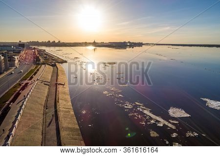 Spring Ice Drift In Nizhny Novgorod, On Strelka, The Confluence Of The Oka And Volga. Shooting From 