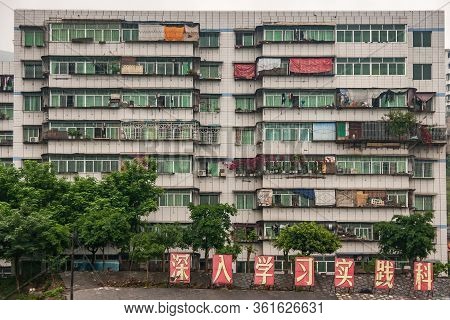Baidicheng, China - May 7, 2010: Qutang Gorge On Yangtze River. Gray-white Facade Of Multi-level Res