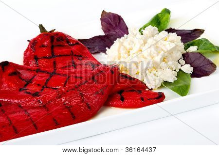 eine SchÃ¼ssel mit gegrillten Paprika und KÃ¤se