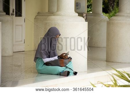 Travelers Thai Women Muslim People Travel Visit And Respect Praying And Sitting Rest Playing Mobile