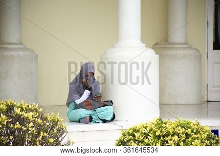 Travelers Thai Women Muslim People Travel Visit And Respect Praying And Sitting Rest Playing Mobile