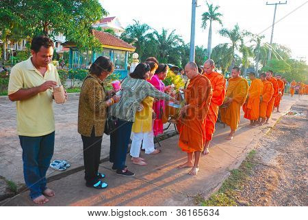 พระสงฆ์รับข้าวจึง