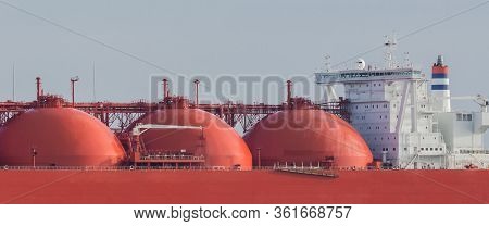 Gas Tanker - Fancy Lng Tanks On Deck And Captains Bridge