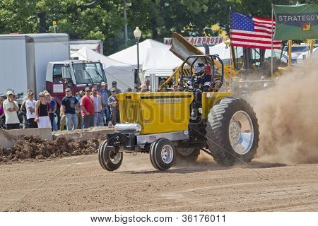 Gelbe Minneapolis Moline Gvi Traktor