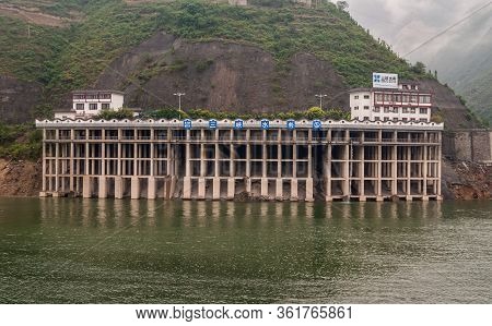 Baidicheng, China - May 7, 2010: Qutang Gorge On Yangtze River. Frontal View Of White Sanxia Buildin