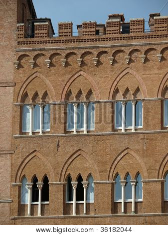 Belle finestre gotiche in Siena