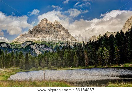 Lille sø nær Cortina D'ampezzo, Dolomitter, Italien.