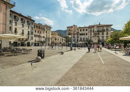 Como, Italy - August 4, 2019: Local People And Tourists On A Quiet Cozy Streets In The Center Of Bea