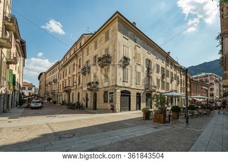 Como, Italy - August 4, 2019: Local People And Tourists On A Quiet Cozy Streets In The Center Of Bea