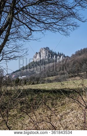 Vrsatske Rocks, White Carpathian Mountains In Slovak Republic. Seasonal Natural Scene. Hiking Theme.