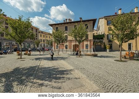 Como, Italy - August 4, 2019: Local People And Tourists On A Quiet Cozy Streets In The Center Of Bea