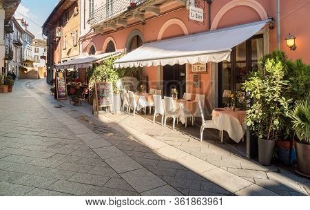 Domodossola, Verbania, Italy - November 11, 2016: Street With Typical Italian Outdoor Restaurant-piz