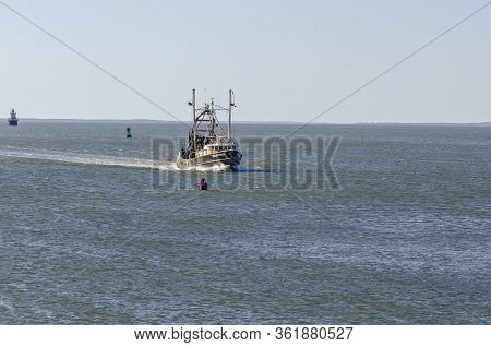 New Bedford, Massachusetts, Usa - April 14, 2020: Clammer Enterprise  Crossing New Bedford Outer Har