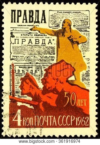 Moscow, Russia - April 17, 2020: Stamp Printed In Ussr (russia), Shows Vladimir Lenin And Soldiers O