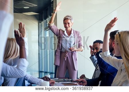 Business Lady Cheerful Smile Teacher Or Mentor Coach Speaking In Front Of Group Of Colleagues Raisin