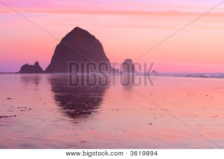 Západ slunce v Haystack Rock