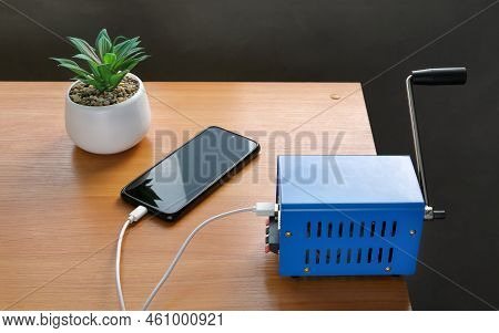 Portable Electricity Generator, Rotate With Your Hand, Usb Cable Is Connected To Smartphone For Emer