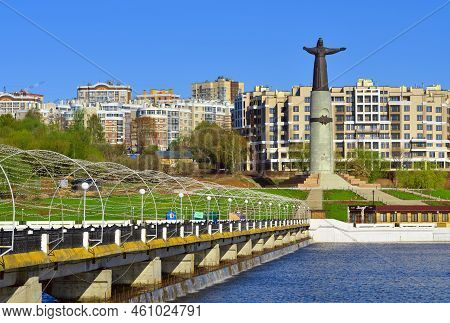Cheboksary, Russia, 13.05.2022. The Capital Of The Chuvash Republic. Pedestrian Bridge To The Statue