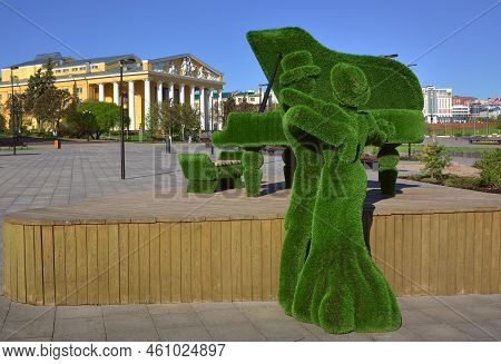 Cheboksary, Russia, 05.13.2022. Sculptures On Red Square. Street Statues In The Historical Center Of