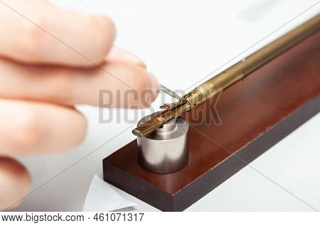 Transmission Electron Microscope Sample Holder Been Loaded With An Specimen On A Grid