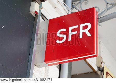 Bordeaux , Aquitaine  France - 05 09 2022 : Sfr Store Logo Text French Phone Operator Brand Sign On 