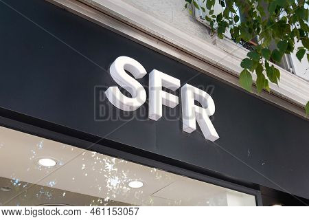 Bordeaux , Aquitaine  France - 05 09 2022 : Sfr Store Logo Brand And Text Sign On Entrance Facade Ph