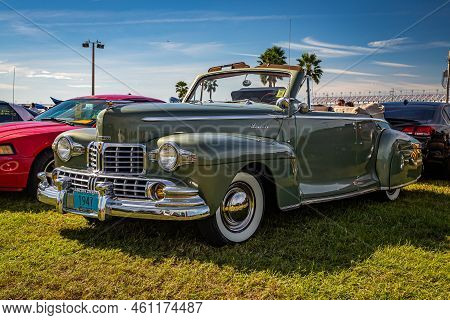 Daytona Beach, Fl - November 24, 2018: Low Perspective Front Corner View Of A 1947 Lincoln H-series 