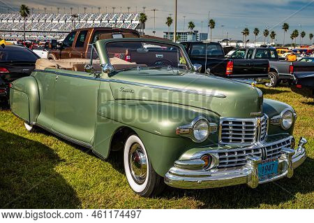 Daytona Beach, Fl - November 24, 2018: Front Corner View Of A 1947 Lincoln H-series Style 76 Convert