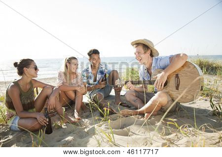 Gruppe von Jugendlichen, die Spaß am Strand