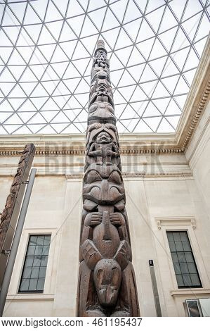 London, Uk - August 19, 2022: Haida Totem Pole In The Great Court At The British Museum Designed By 