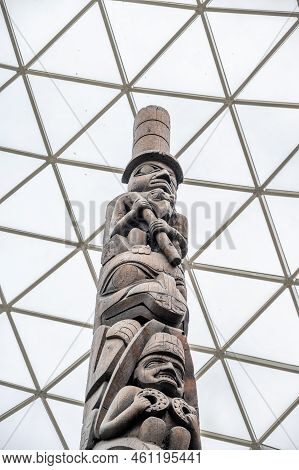 London, Uk - August 19, 2022: Haida Totem Pole In The Great Court At The British Museum Designed By 