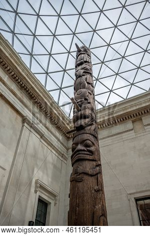 London, Uk - August 19, 2022: Haida Totem Pole In The Great Court At The British Museum Designed By 