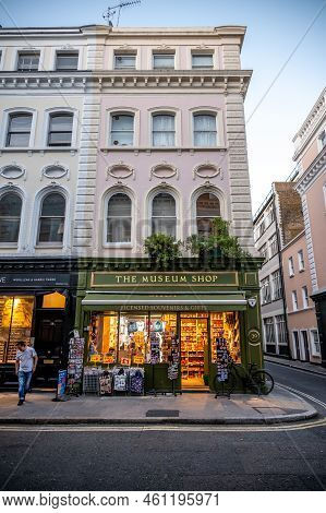 London, Uk - August 25, 2022: Exterior Of The Museum Shop In London At Night.