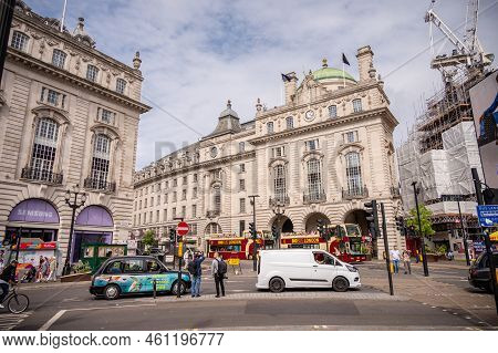 London, Uk - August 22, 2022: People And Traffic On The Picadilly Circus. This Is A Famous Place In 