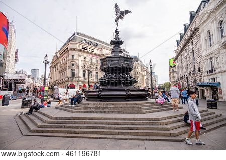 London, Uk - August 22, 2022: People And Traffic On The Picadilly Circus. This Is A Famous Place In 