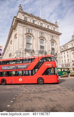 London, Uk - August 22, 2022: People And Traffic On The Picadilly Circus. This Is A Famous Place In 