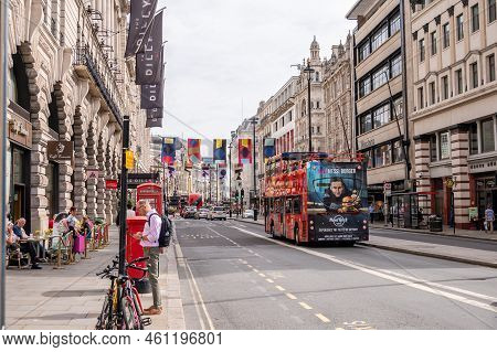 London, Uk - August 22, 2022: People And Traffic On The Picadilly Circus. This Is A Famous Place In 