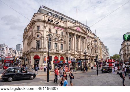 London, Uk - August 22, 2022: People And Traffic On The Picadilly Circus. This Is A Famous Place In 