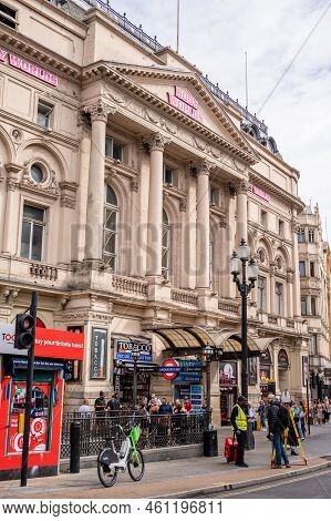 London, Uk - August 22, 2022: People And Traffic On The Picadilly Circus. This Is A Famous Place In 