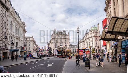 London, Uk - August 22, 2022: People And Traffic On The Picadilly Circus. This Is A Famous Place In 