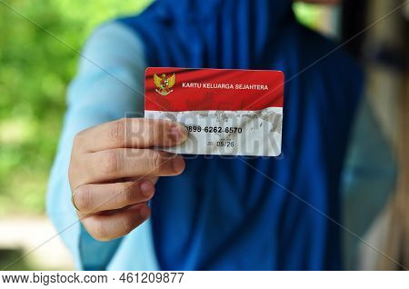 Jakarta, Indonesia - September 9, 2022 : A Young Mother Holds A Prosperous Family Card (social Secur