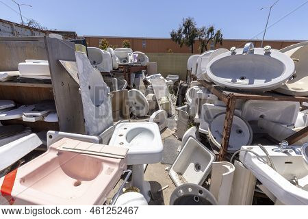 Yunkyard In San Francisco With Used Sanitary Objekts