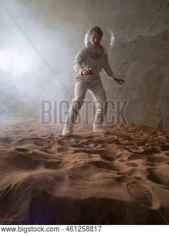 Heroic Astronaut In A Retrofuturism-style Spacesuit On A Desert Planet, Discoverers Of New Worlds, S