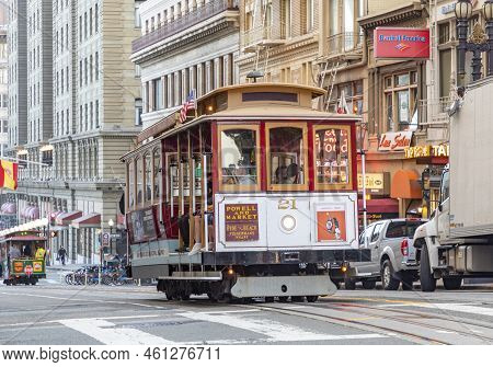 San Francisco, Usa - May 18, 2022: Historic  Cable Car Powell Hyde Line On Turntable At Powell Stree