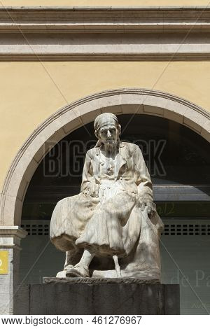 Palma De Mallorca, Spain - June 22, 2022: A Statue In The Old Town Of Palma De Mallorca Shows An Eld