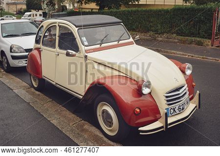 Paris, France - Septembre 21 , 2014: Oltimer Citroen Car Stands Parked On The Street In Paris